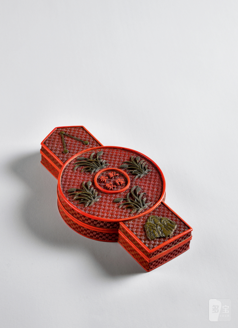 清乾隆 剔彩锦纹圭璧式盒